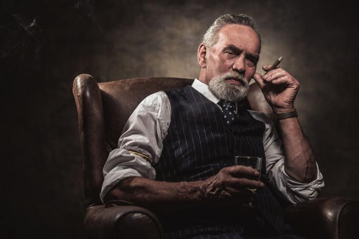 Alter Mann mit Zigarre und Glas